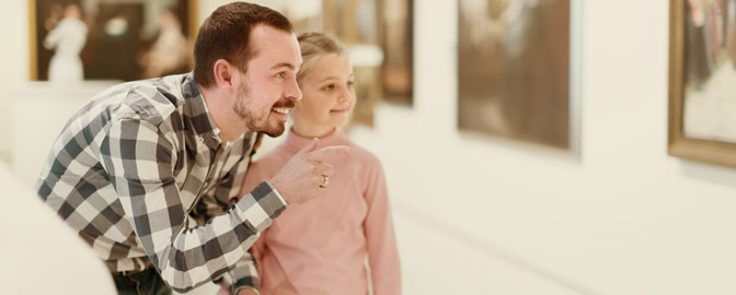 Vader en dochter in een museum